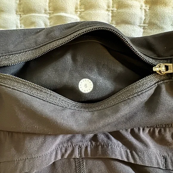 Lululemon speed up shorts - black, size 6, 4 inch inseam - Picture 4 of 8